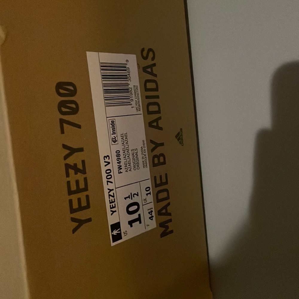 700
